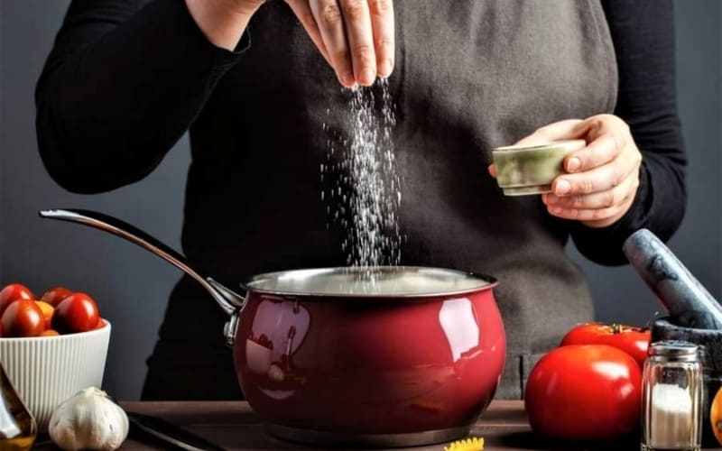 Thêm nước và nguyên liệu nhạt giúp cân bằng vị canh. Thêm nước và nguyên liệu nhạt giúp cân bằng vị canh.