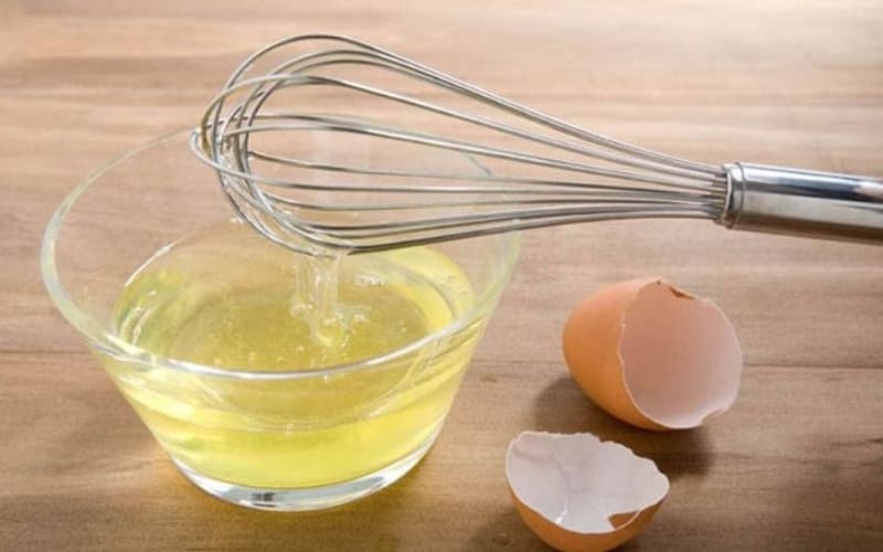 Lòng trắng trứng giúp canh thanh vị, bớt mặn. Lòng trắng trứng giúp canh thanh vị, bớt mặn.