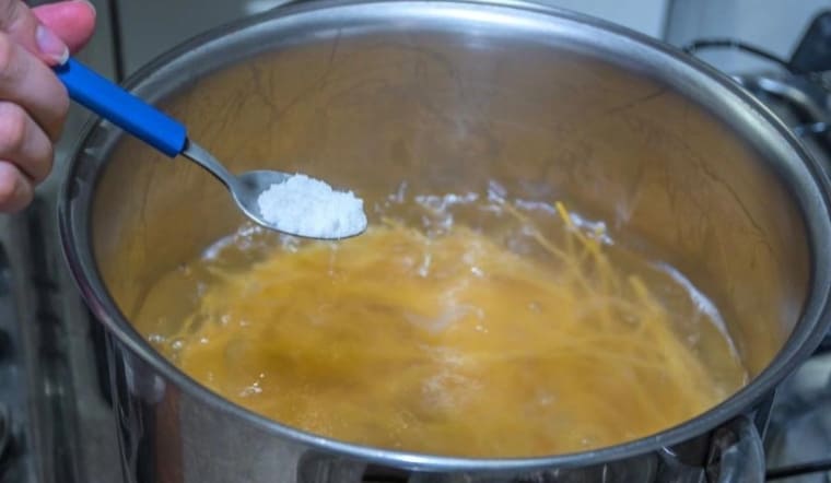 Canh bị mặn phải làm sao? Top 6 cách chữa canh bị mặn