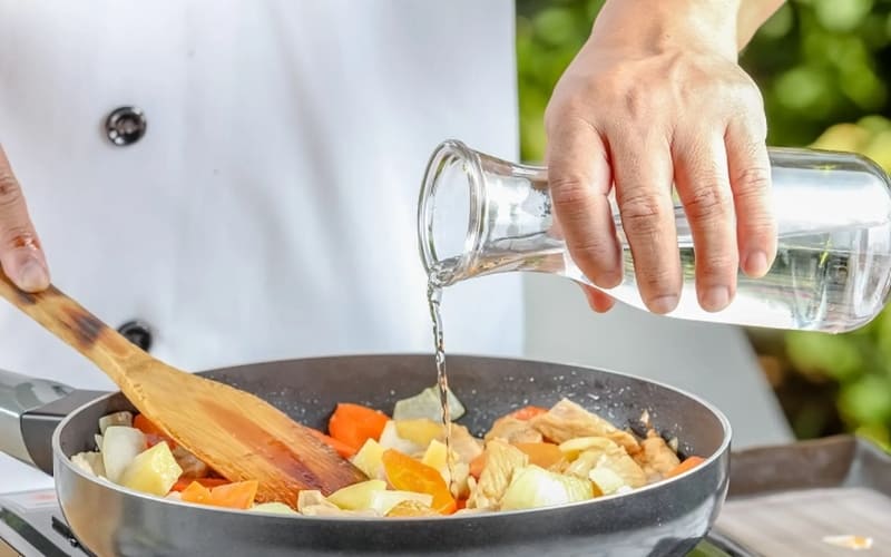 Thêm nước nhạt giúp canh dịu vị mặn nhanh chóng. Thêm nước nhạt giúp canh dịu vị mặn nhanh chóng.