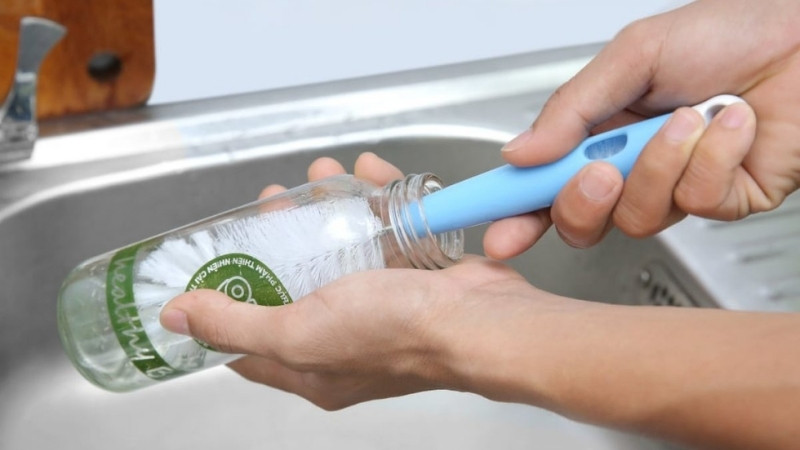 Dùng nam châm điều khiển miếng nhám hoặc bi thép bên trong để làm sạch mọi góc sâu