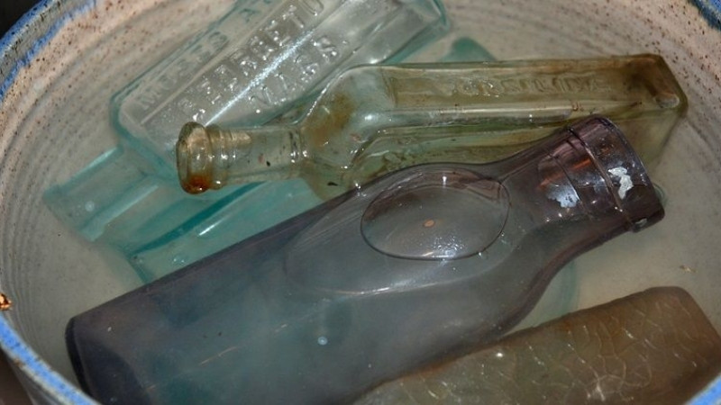 Tráng qua lọ bằng nước ấm giúp thủy tinh thích nghi nhiệt độ, tránh bị nứt vỡ do sốc nhiệt