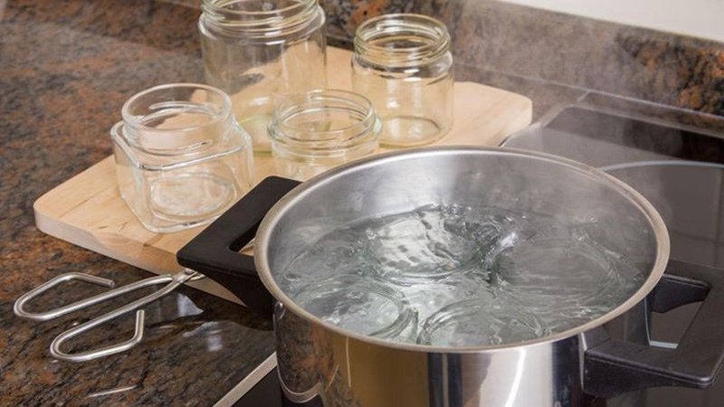 Có thể luộc tiệt trùng nhưng cần cho chai vào từ nước lạnh để nhiệt độ tăng đều, tránh vỡ