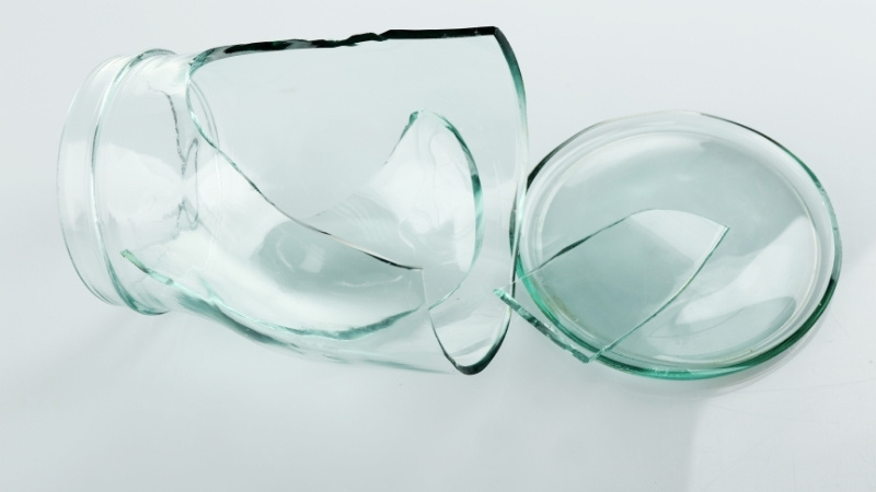 Sốc nhiệt xảy ra khi thủy tinh giãn nở không đều do nhiệt độ thay đổi đột ngột gây nứt vỡ