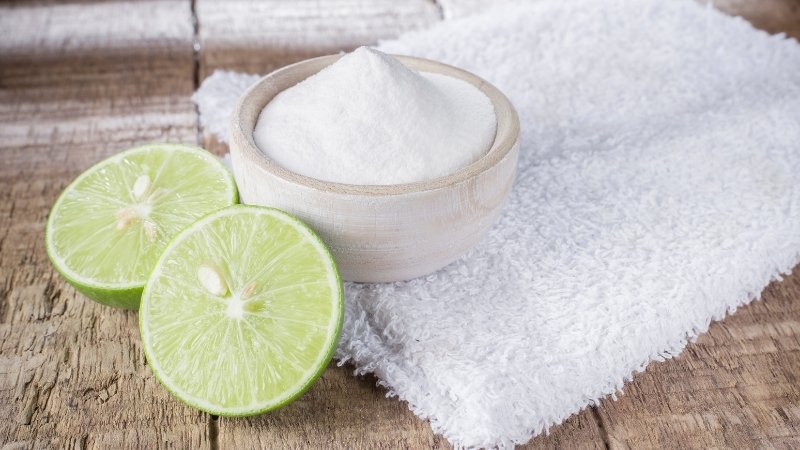 Hòa quyện baking soda và chanh để tạo phản ứng sủi bọt, giúp đánh tan mọi cặn canxi