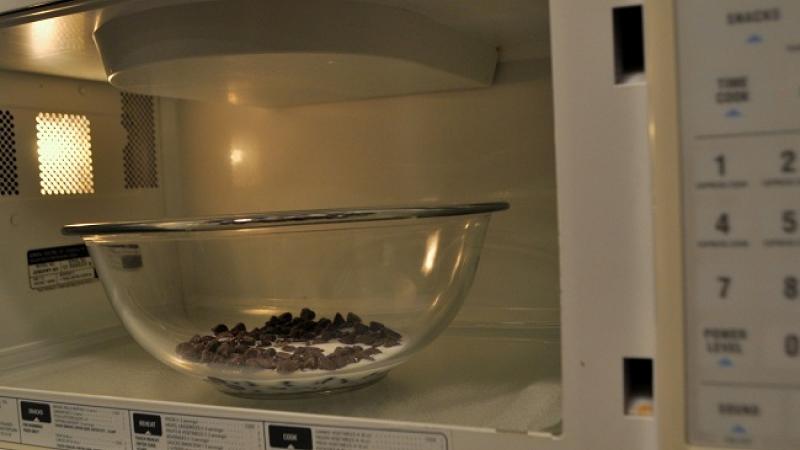 Sử dụng lò vi sóng đun chảy socola Sử dụng lò vi sóng đun chảy socola