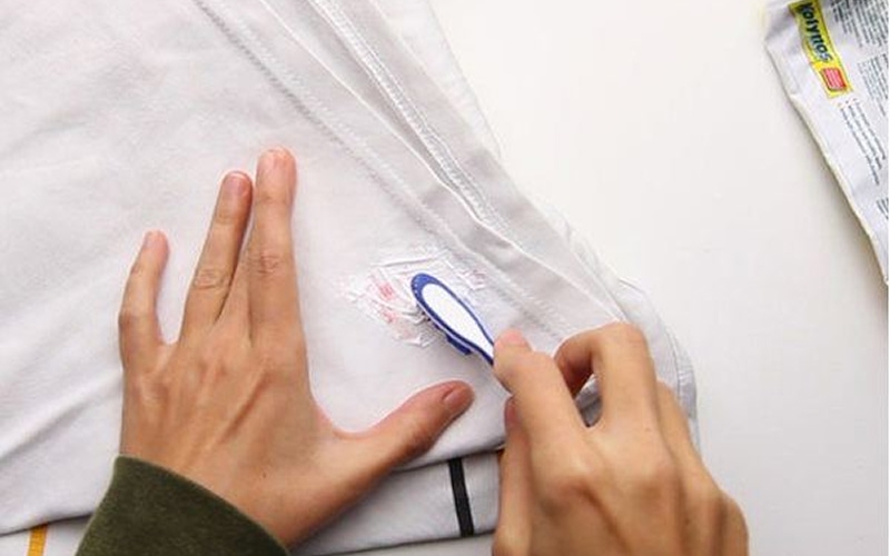 Hỗn hợp kem đánh răng và bột nở Hỗn hợp kem đánh răng và bột nở