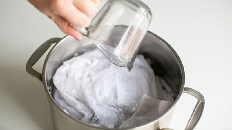 Dùng giấm ăn (giấm trắng) Dùng giấm ăn (giấm trắng)