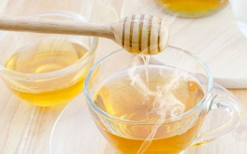 Mật ong ấm giúp làm dịu ngứa tự nhiên