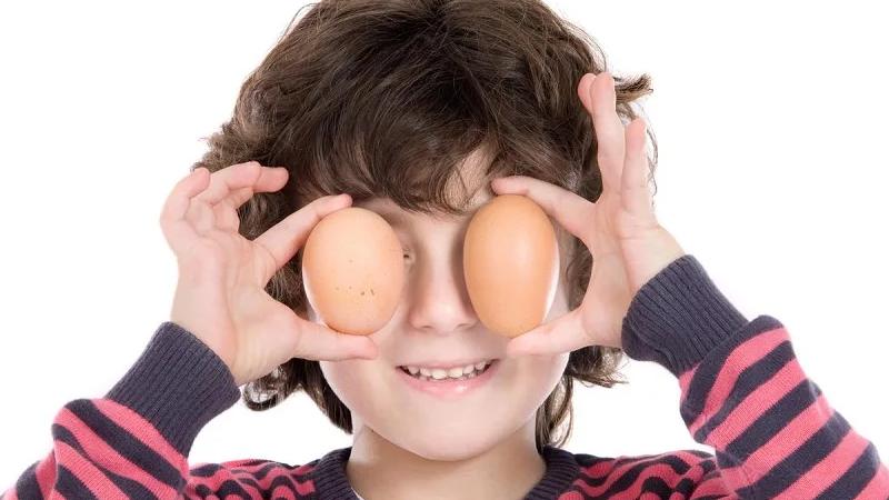 Trứng gà luộc lăn mắt