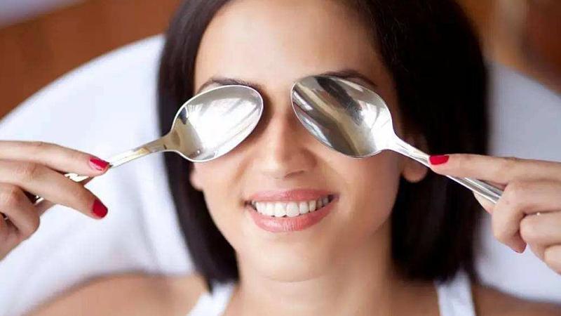 Liệu pháp nhiệt lạnh bằng thìa inox