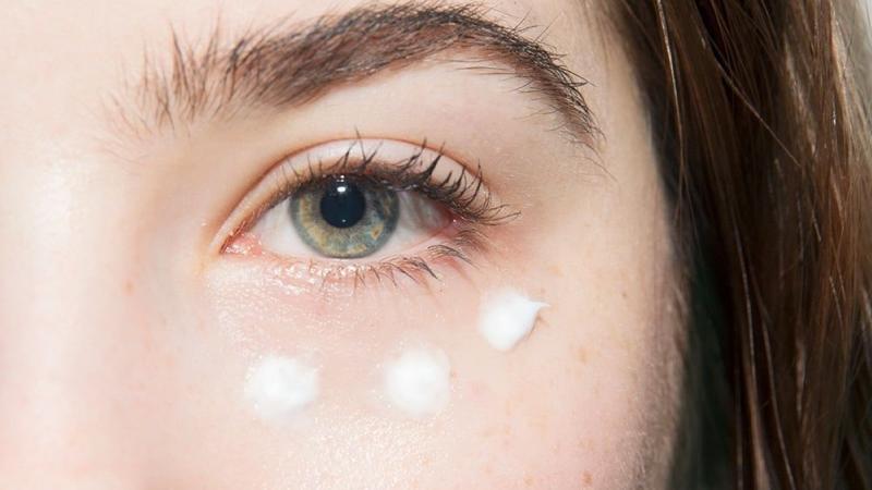 Có nên dùng kem mắt ngay khi mắt đang sưng?