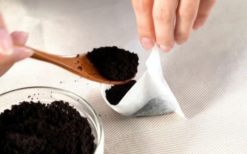Bã cà phê khô giúp hấp thụ mùi ẩm mốc tốt.