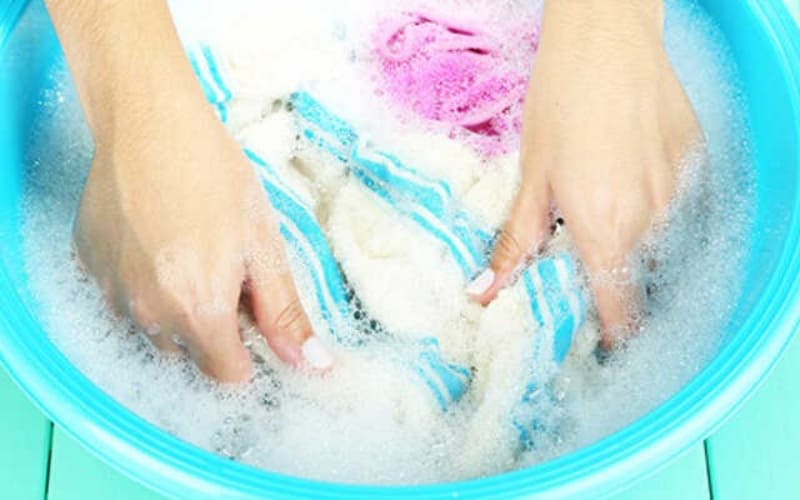 Nước nóng phù hợp giúp diệt khuẩn và khử mùi.