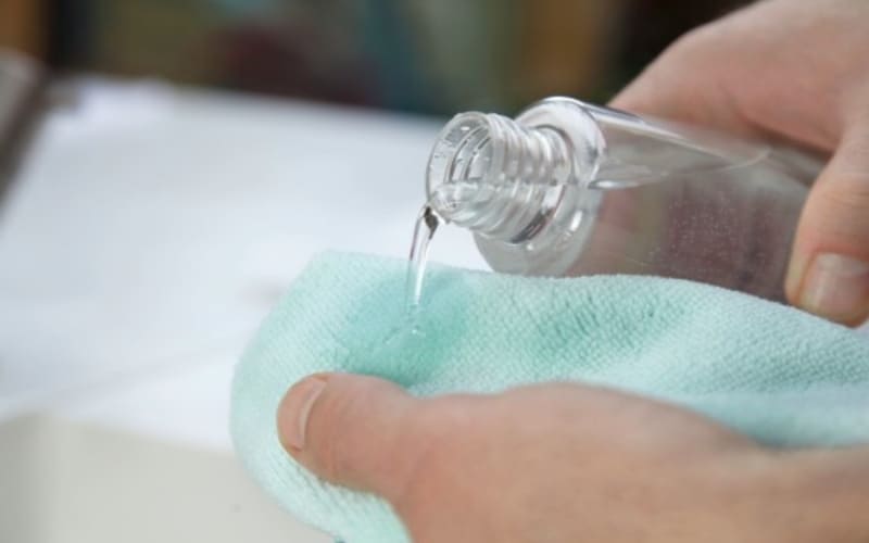 Tinh dầu thiên nhiên tạo hương thơm, hỗ trợ khử mùi.