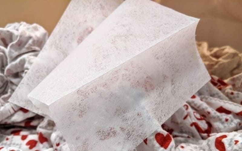 Giấy thơm và báo cũ hỗ trợ hút mùi hiệu quả.