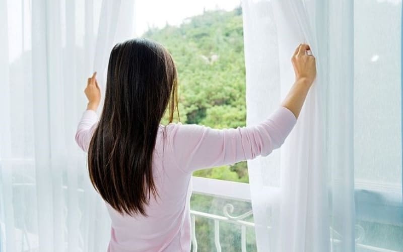 Phơi thiếu nắng khiến quần áo dễ sinh mùi mốc.