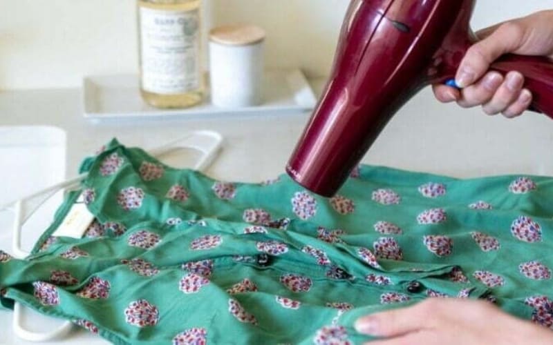 Máy sấy tóc giúp làm khô nhanh, giảm mùi hôi.