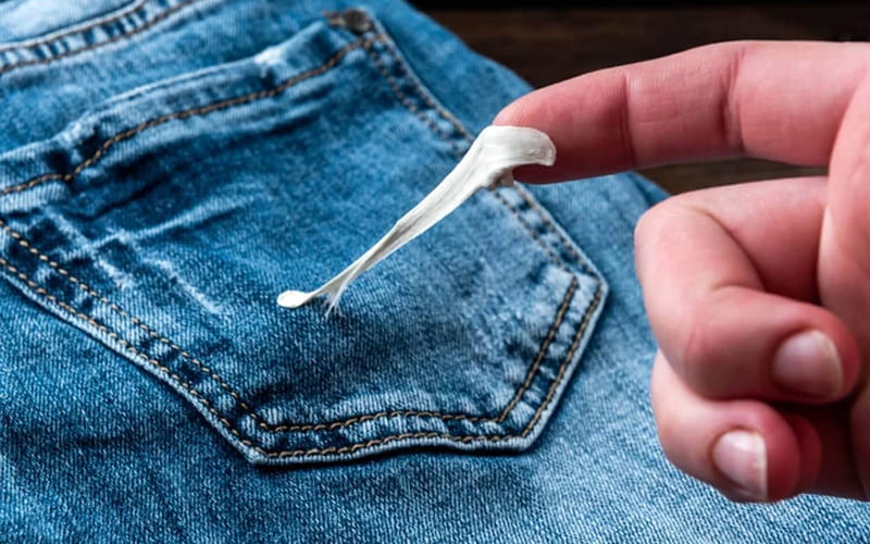 Sử dụng kẹo cao su để gỡ bã kẹo dính trên quần áo
