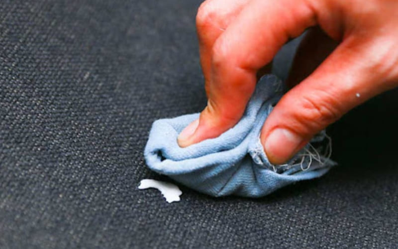 Vì sao kẹo cao su dễ dính chặt vào áo?