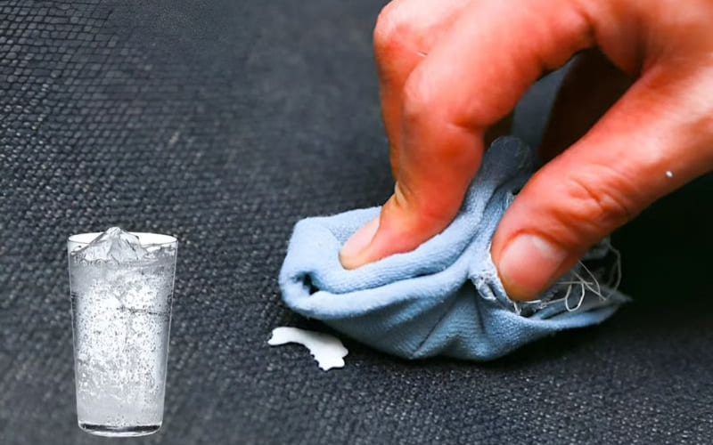 Cách lấy kẹo cao su dính quần áo bằng nước có ga