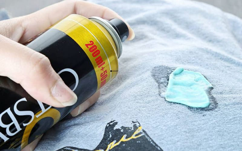 Cách tẩy kẹo cao su dính vào quần áo lâu ngày bằng keo xịt tóc