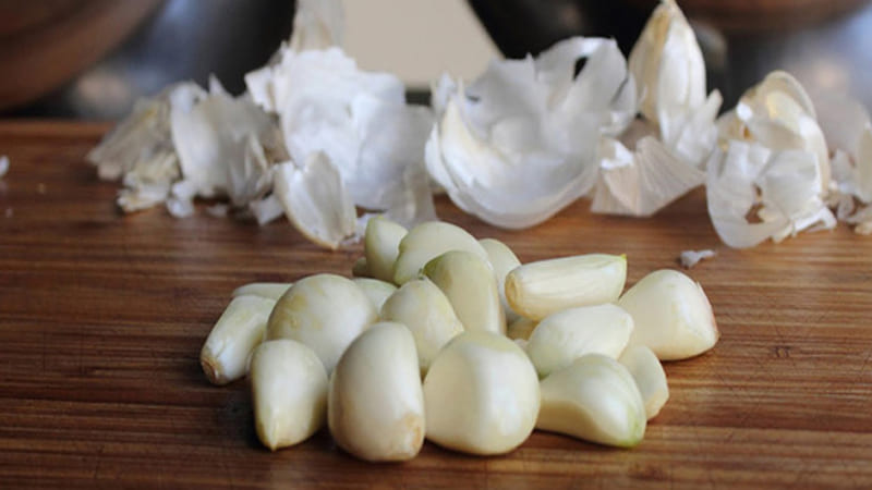Những sai lầm thường gặp khi lột vỏ tỏi