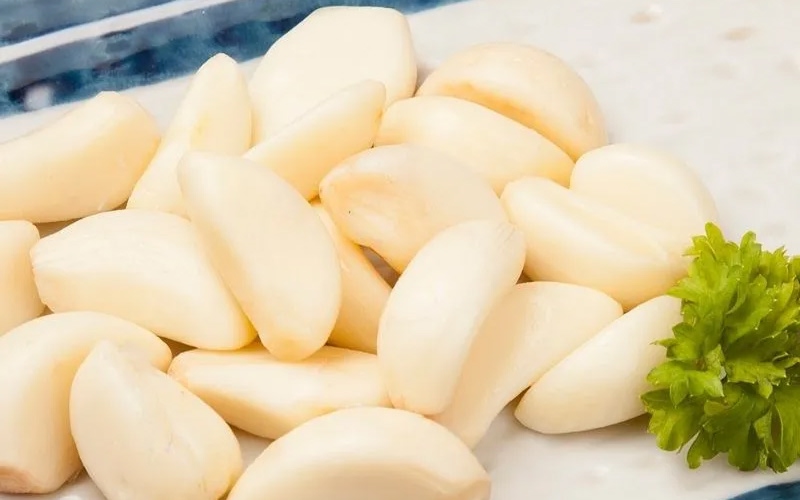 Lột tỏi bằng nước nóng có tốt không?