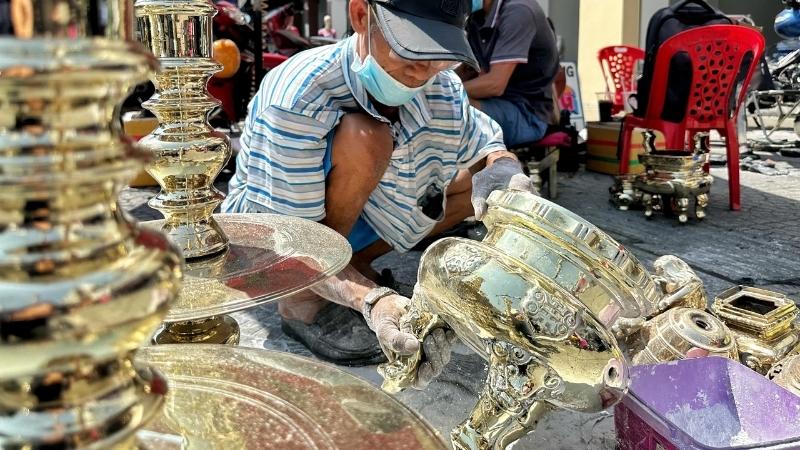 Lau bụi thường xuyên và để nơi khô ráo giúp lư đồng bền màu, tránh bị oxy hóa xỉn đen