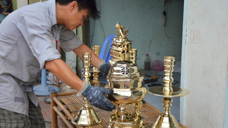 Cần lau khô tuyệt đối và thao tác nhẹ tay để tránh trầy xước hay làm hỏng hoa văn đồng