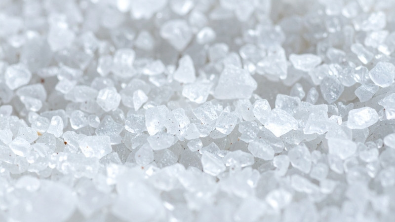 Muối hạt khi chà xát giúp mài mòn các vết ố, trả lại bề mặt đồng sáng bóng tự nhiên