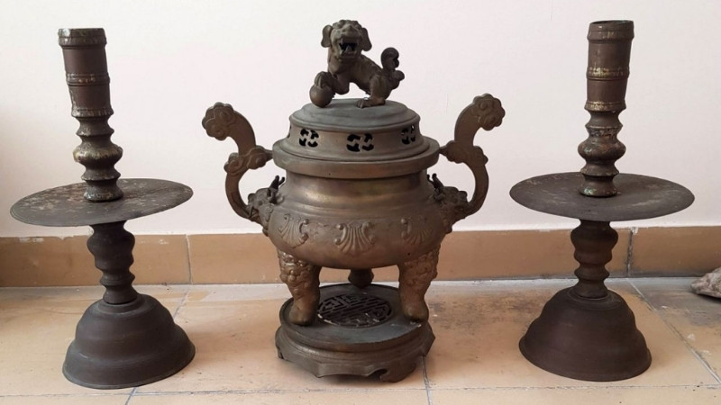 Do tác động từ oxy hóa không khí, ẩm mốc và khói nhang bám lâu ngày gây đen xỉn bề mặt