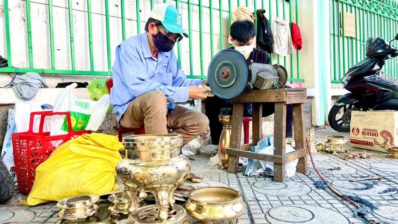 Dịch vụ có giá khoảng 200.000 - 1.500.000 đồng tùy kích thước và độ tinh xảo của bộ lư