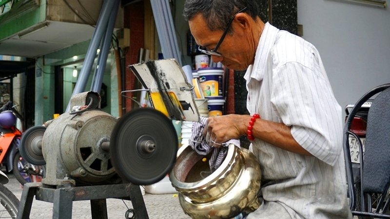 Máy đánh bóng giúp loại bỏ vết đen nhanh chóng, tạo độ sáng gương hoàn hảo cho lư đồng