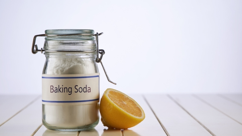Nước chanh và baking soda tạo phản ứng sủi bọt, giúp đánh bật các mảng bám