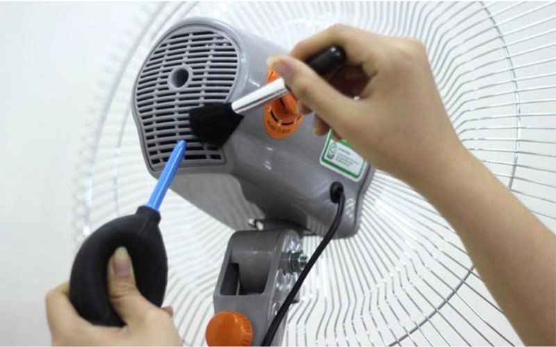 Vệ sinh không cần tháo vẫn giúp quạt sạch phần lớn bụi bẩn