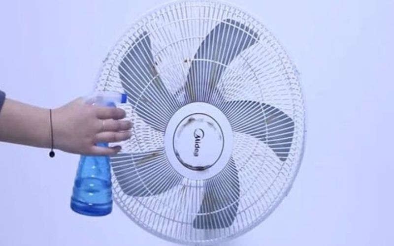 Phản ứng sủi bọt giúp đánh bay mảng bám, khử mùi hiệu quả cho quạt