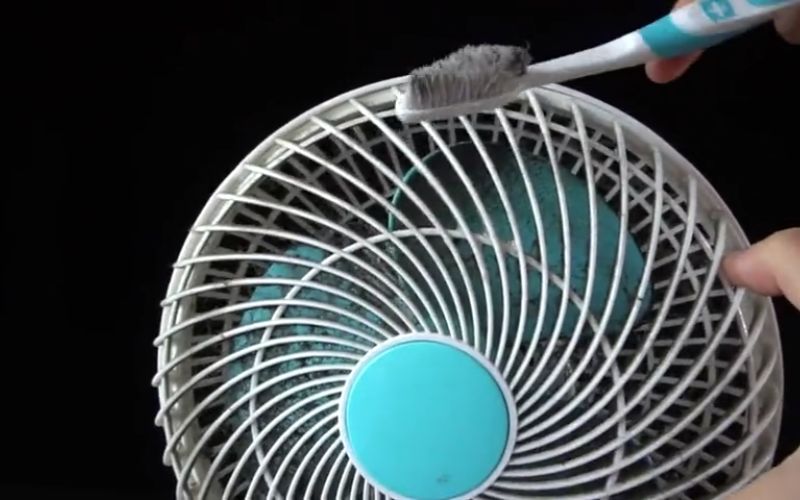 Lực quay của cánh quạt giúp cuốn bụi bẩn ra ngoài nhanh chóng