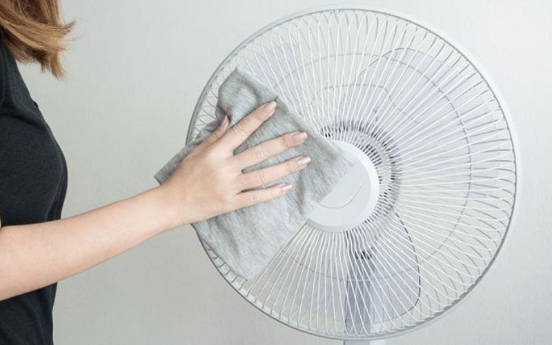 Vệ sinh quạt điện không cần tháo giúp làm sạch nhanh, an toàn, hạn chế hư hỏng linh kiện
