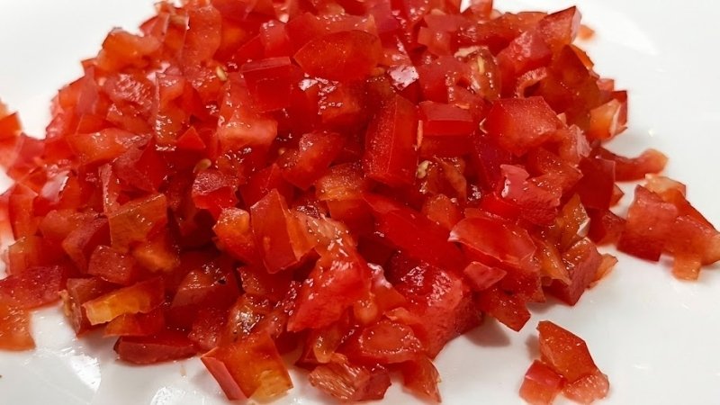 Cắt nhỏ cà chua