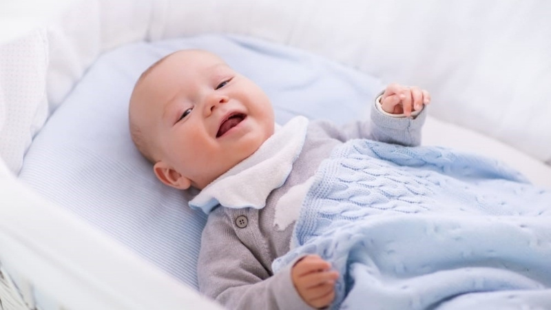 Đắp chăn mỏng cho em bé