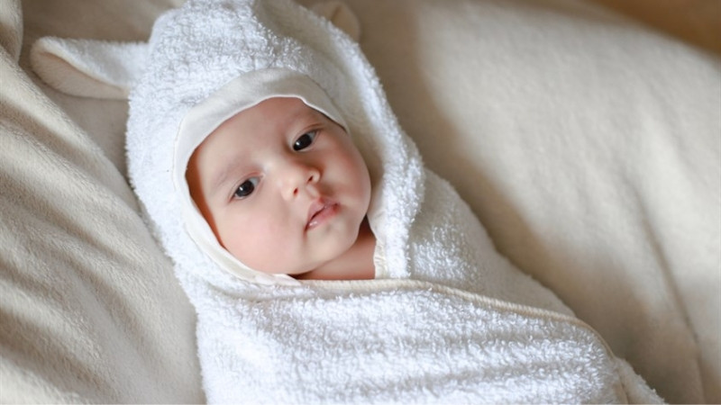 Không nên ủ bé quá kỹ gây toát mồ hôi