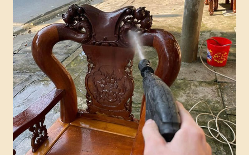 Cách số 2: Dùng máy rửa xe