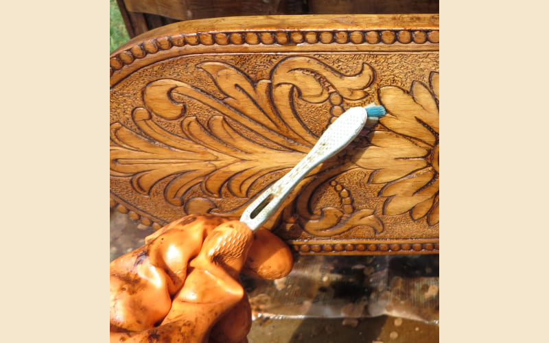 Cách số 4: Sử dụng bàn chải đánh răng ở những nơi khó tiếp cận