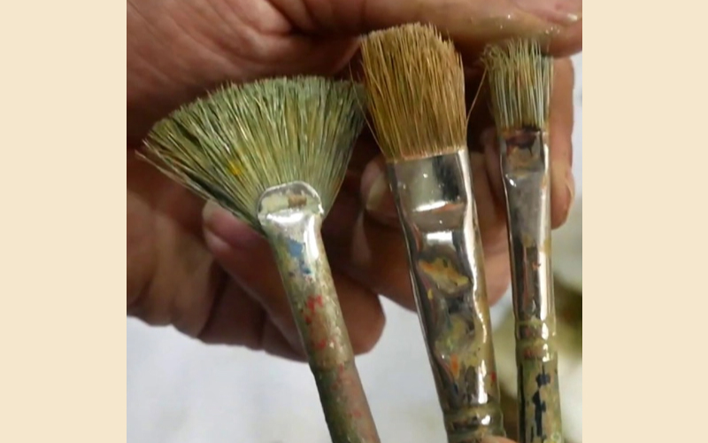 Cách số 3: Dùng cọ quét sơn