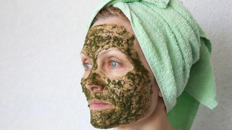 Đắp mặt nạ rau má