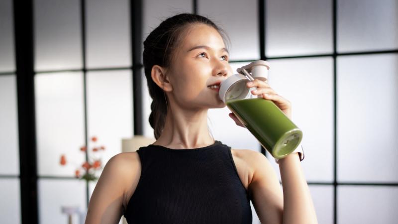 Uống nước rau má tươi