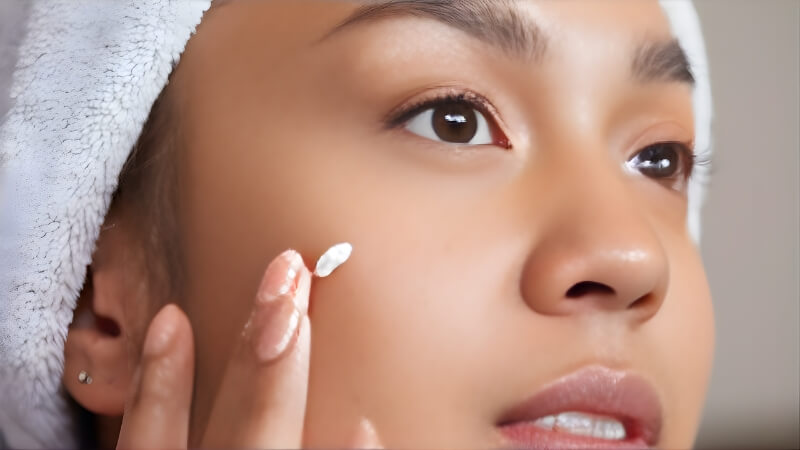 Dùng kem dưỡng ẩm trước khi makeup