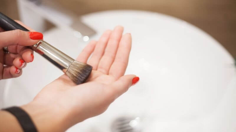 Làm ẩm mút và cọ trước khi tán makeup