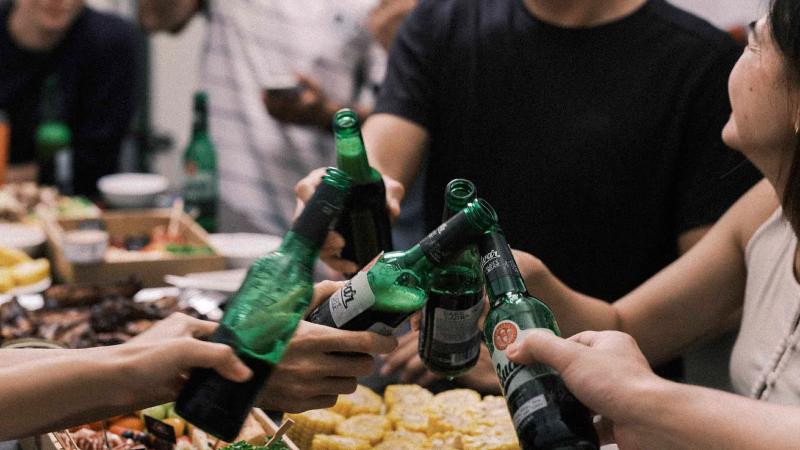 Vì sao uống bia rượu dễ say?